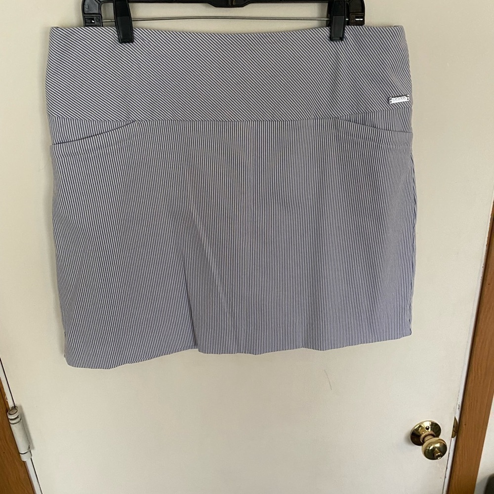 St&co xl pinstriped, blue, and white skort tummy control